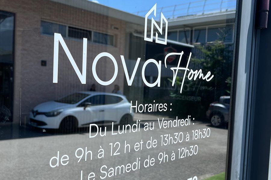 Vitrophanie et adhésifs personnalisés pour vitrines d’entreprise